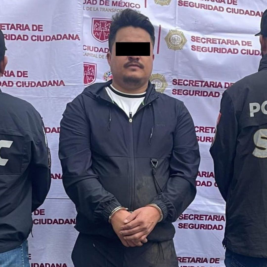 'El Diez', presunto integrante de 'La Unión Tepito', junto a policías