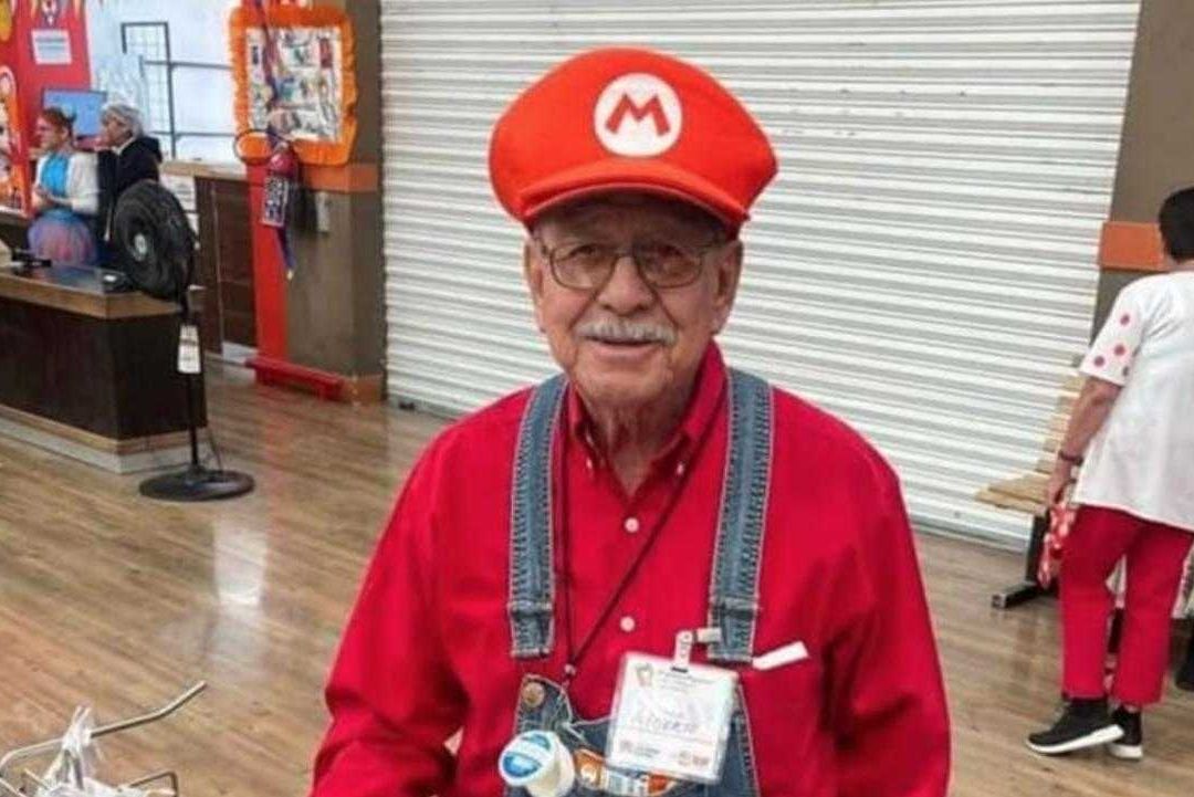Empacador se disfraza de Mario Bros. en supermercado de Torreón