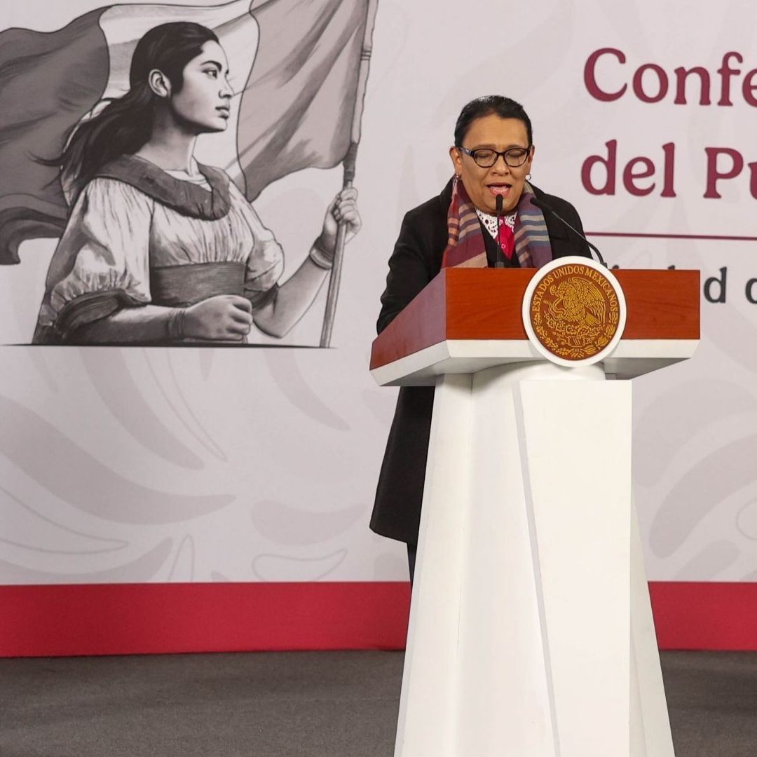Una mujer habla en conferencia de prensa.