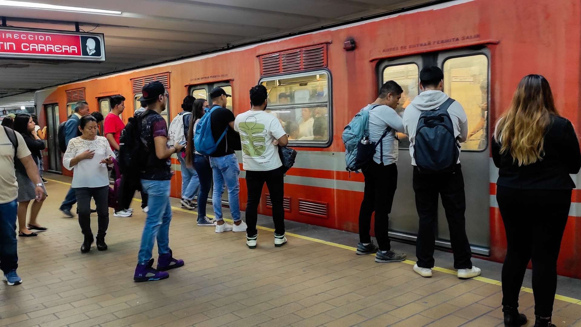 El Metro CDMX en horas de mayor afluencia de pasajeros en septiembre 2025. Foto: Cuartoscuro | Archivo