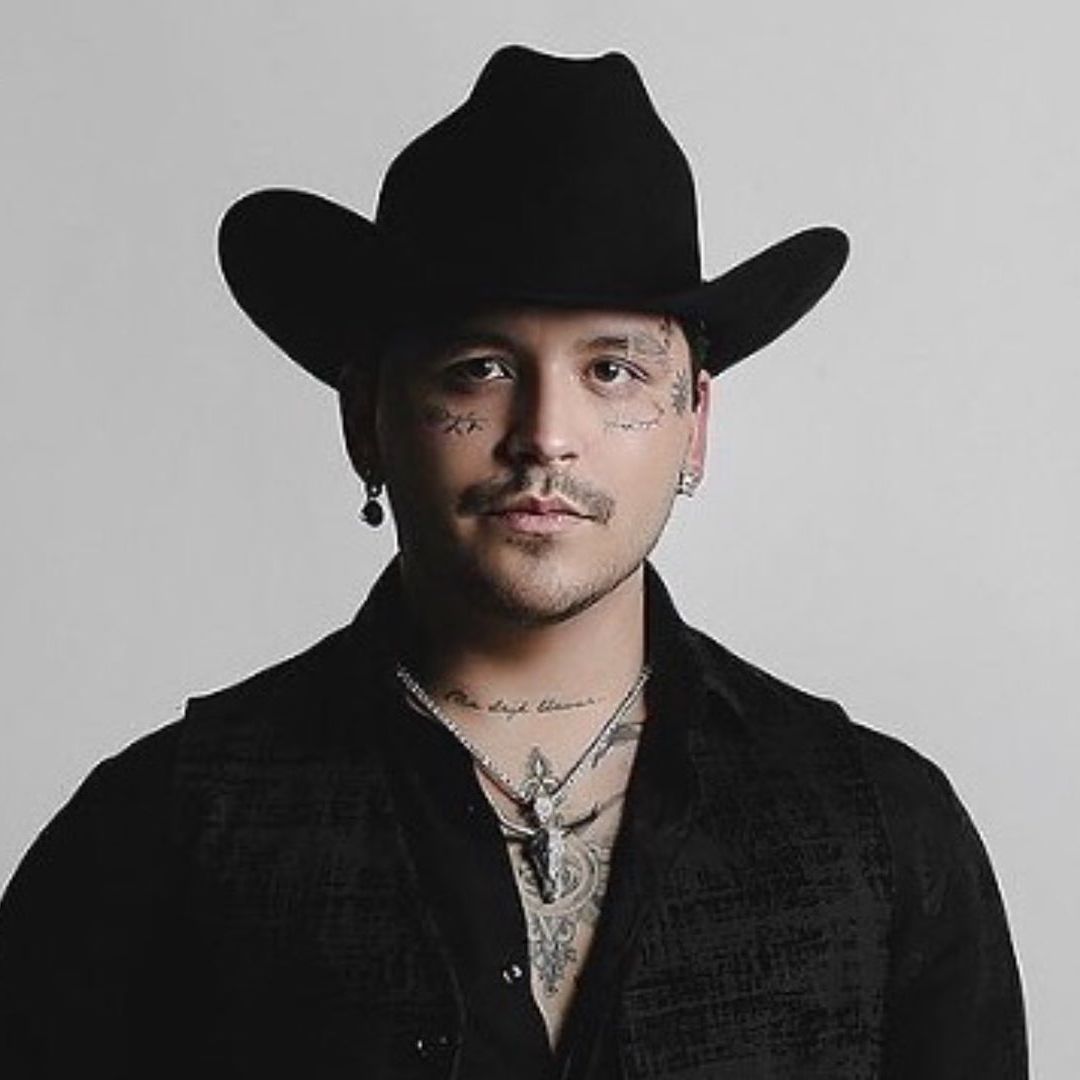 Christian Nodal durante sesión fotográfica