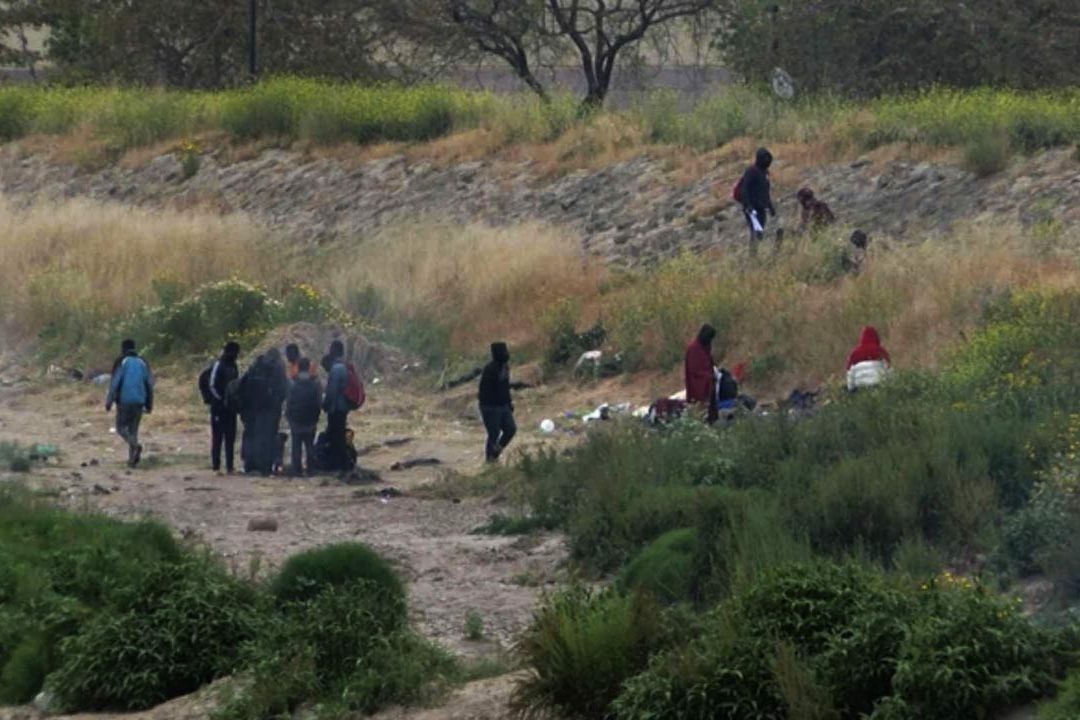 Decenas de Migrantes Acampan entre el Muro de Tijuana y San Diego