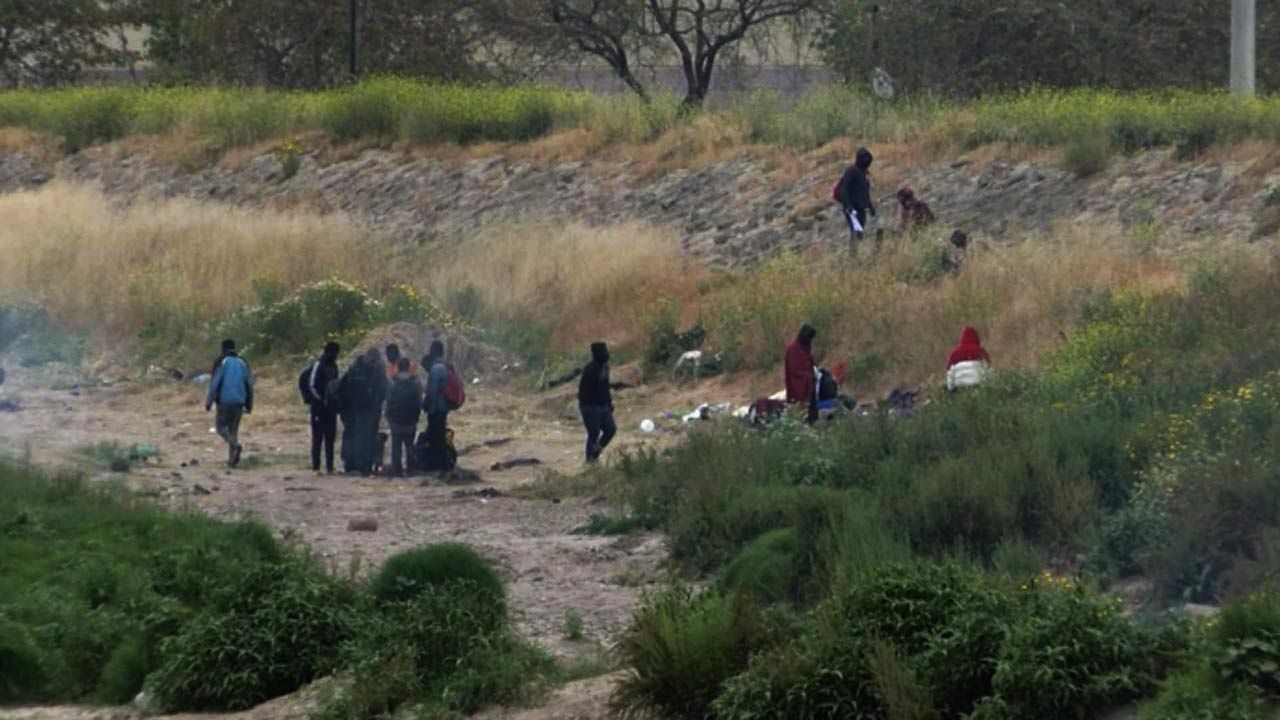 Decenas de Migrantes Acampan entre el Muro de Tijuana y San Diego