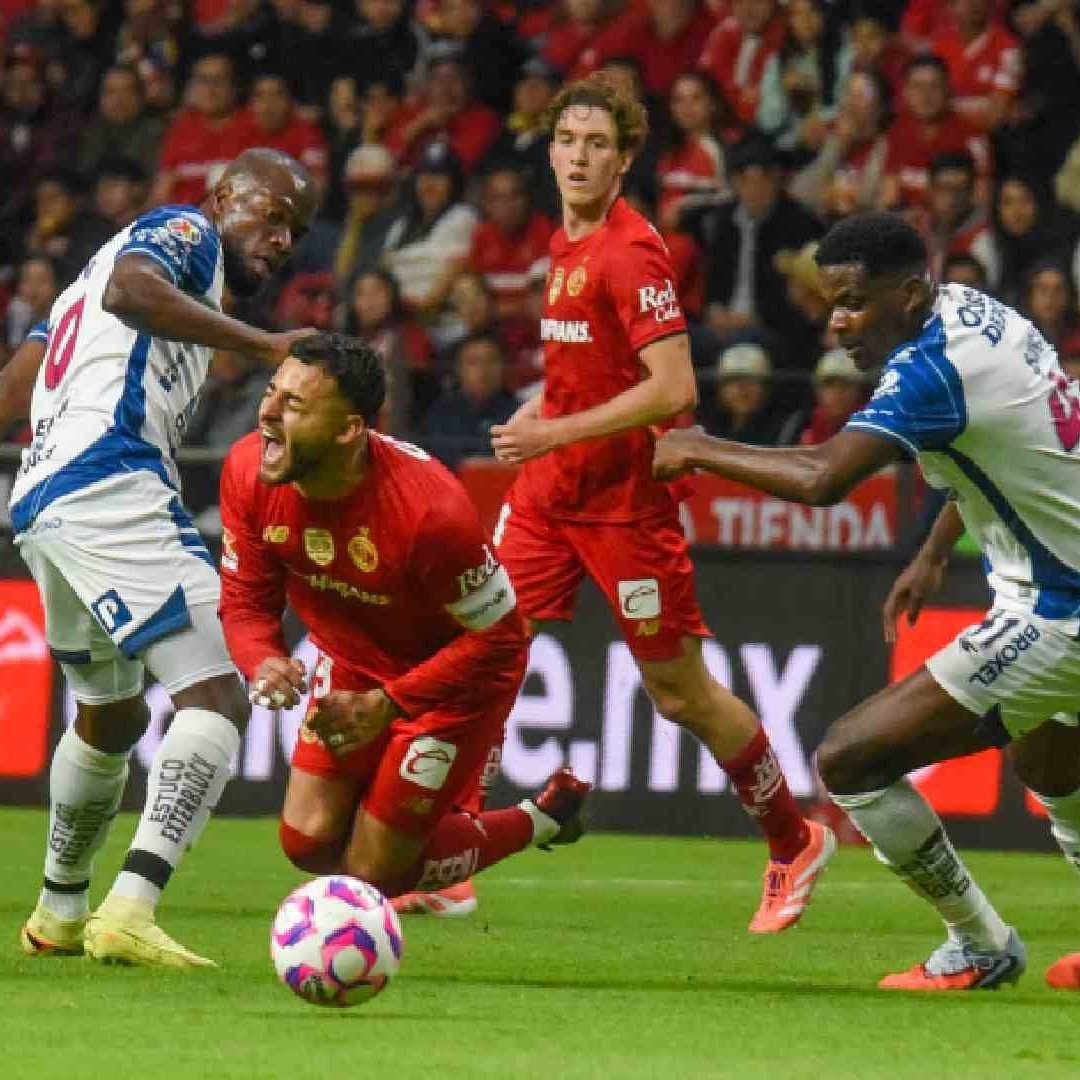 Alexis Vega delantero de los Diablos de Toluca pelea el esférico con el delantero Enner Valencia y el defensa Eduardo Dos Santos de la escuadra de los Tuzos de Pachuca como parte de la jornada 15 del Torneo Apertura de la Liga MX. Foto: Cuartoscuro