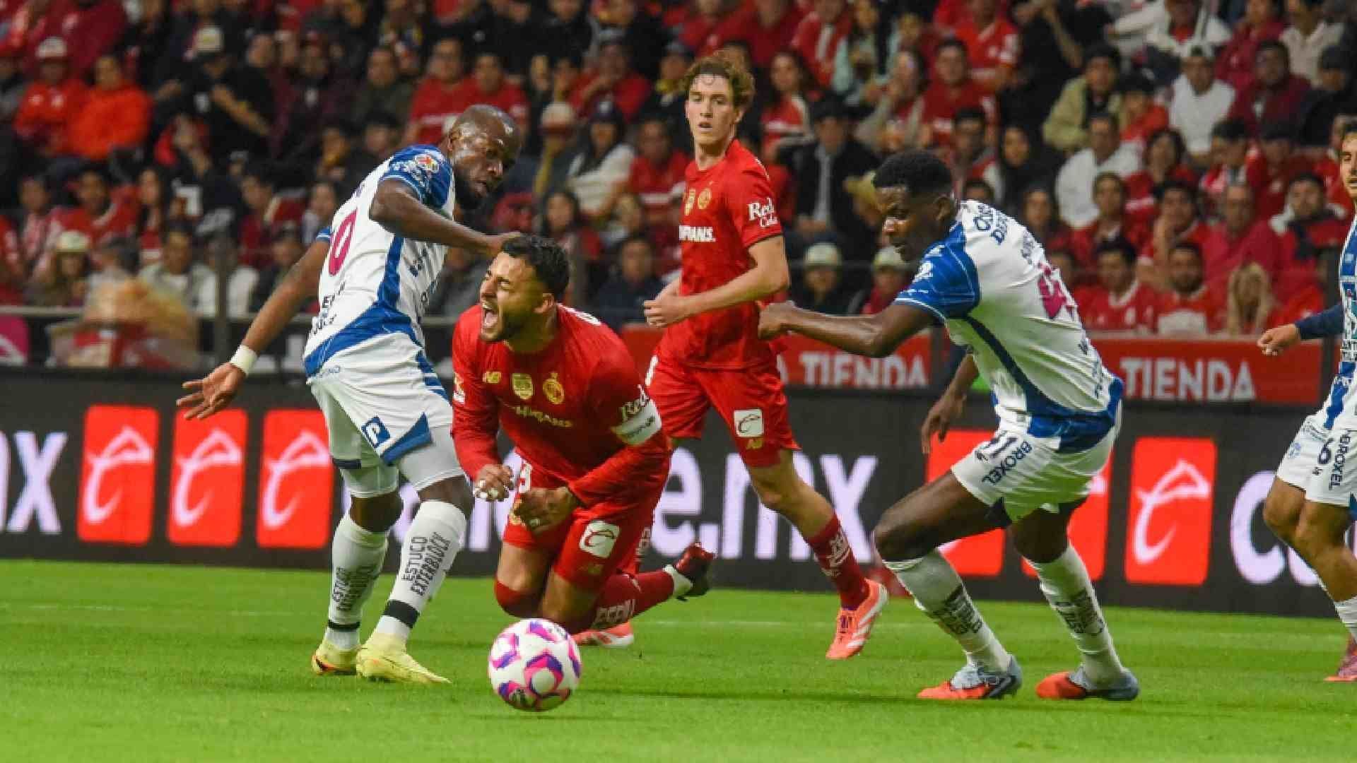 Alexis Vega delantero de los Diablos de Toluca pelea el esférico con el delantero Enner Valencia y el defensa Eduardo Dos Santos de la escuadra de los Tuzos de Pachuca como parte de la jornada 15 del Torneo Apertura de la Liga MX. Foto: Cuartoscuro