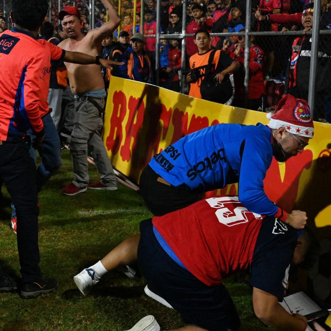 Final de Futbol en Guatemala Termina en Trifulca con Jugadores, Aficionados y Policías.