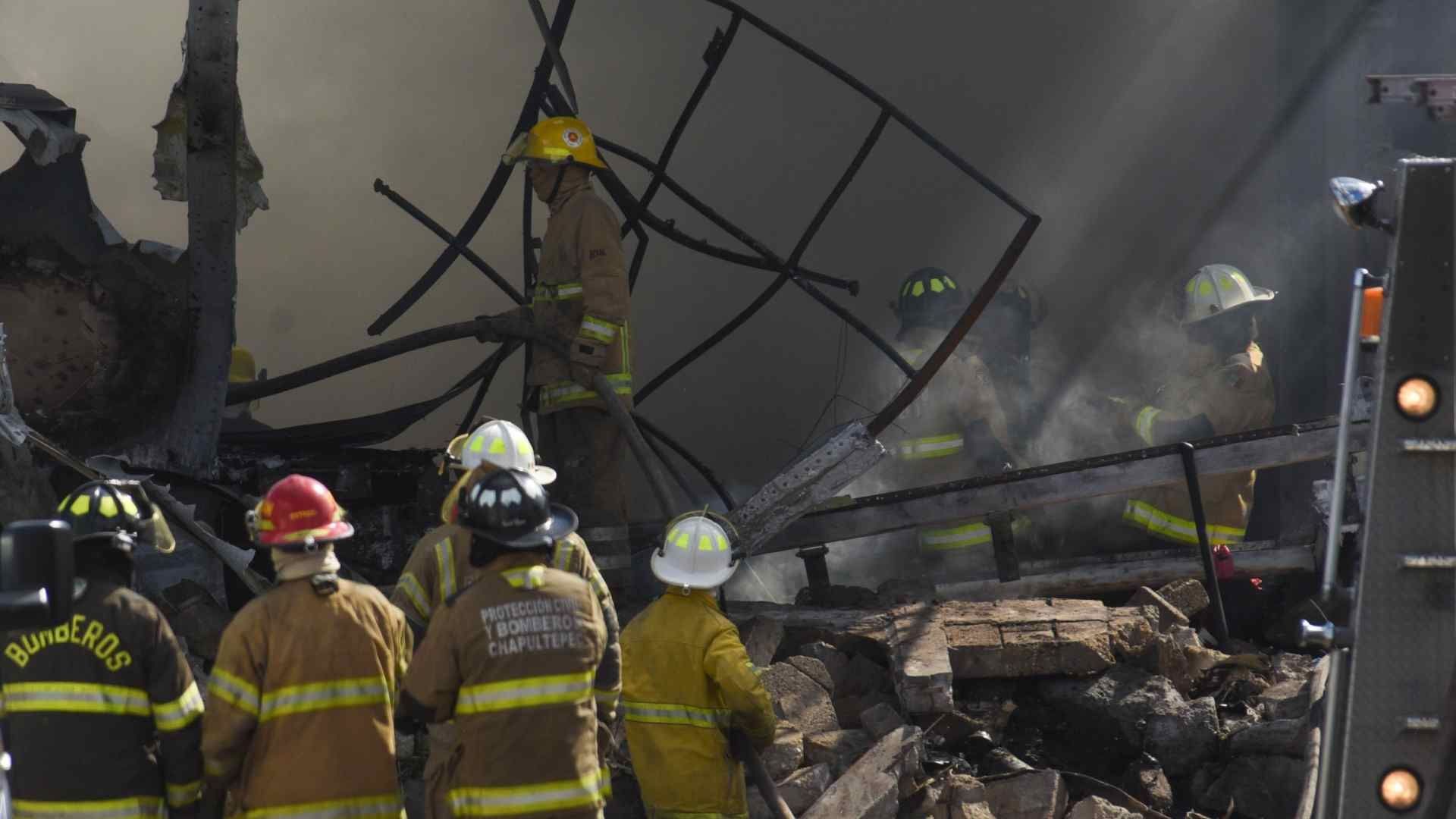 Cuerpos de Emergencia laborando en la zona en donde se desplomó la avioneta. Foto: Cuartoscuro