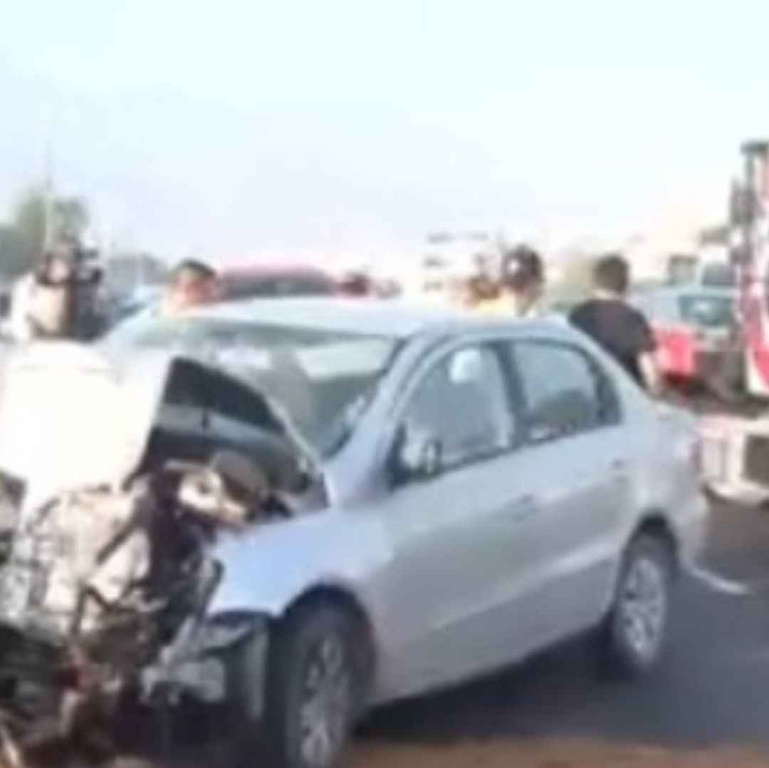 Carro estrellado contra poste