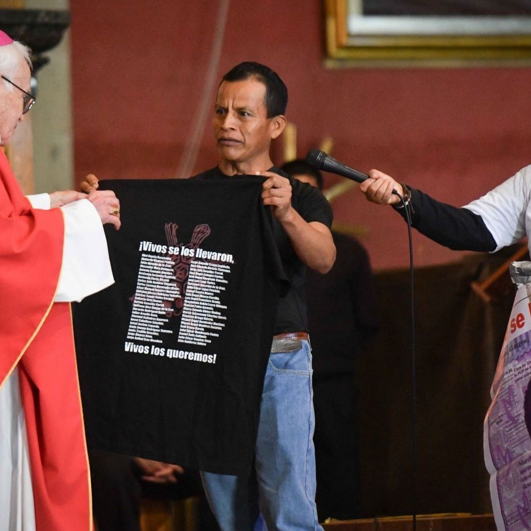 Padres de los 43 Estudiantes Desaparecidos de Ayotzinapa Visitan la Basílica de Guadalupe
