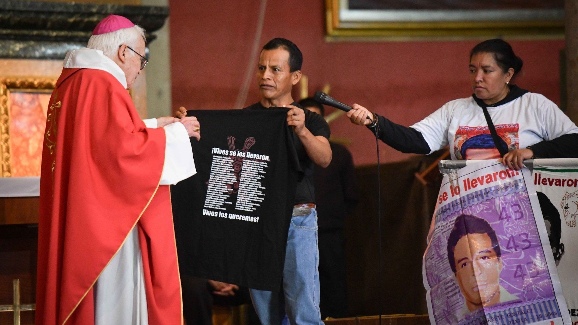 Padres de los 43 Estudiantes Desaparecidos de Ayotzinapa Visitan la Basílica de Guadalupe