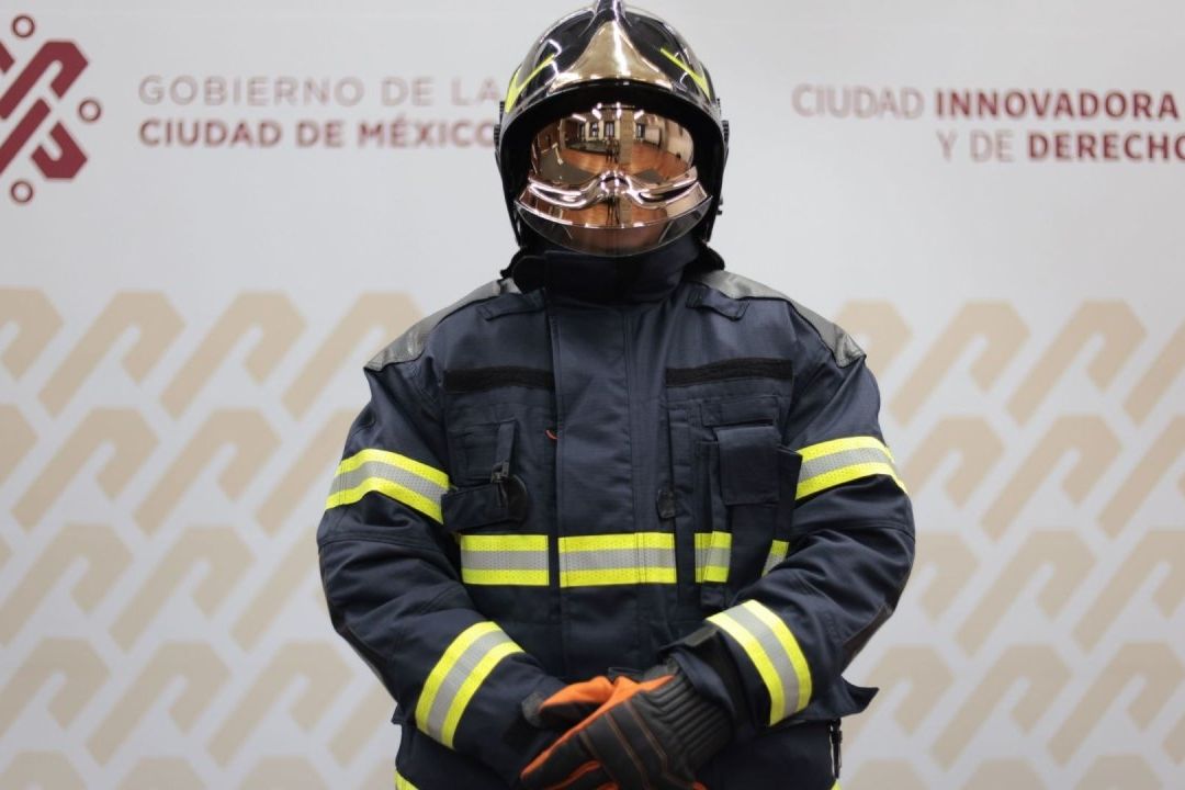 Entregan nuevos uniformes a Bomberos CDMX