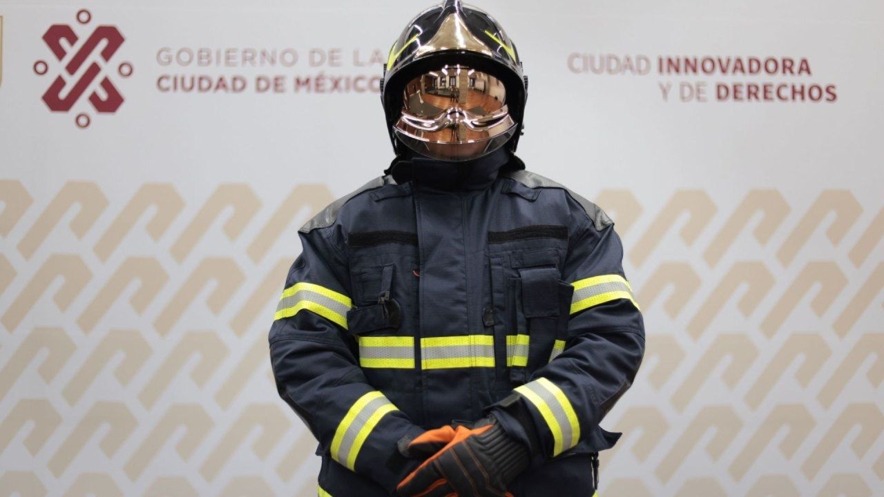 Entregan nuevos uniformes a Bomberos CDMX