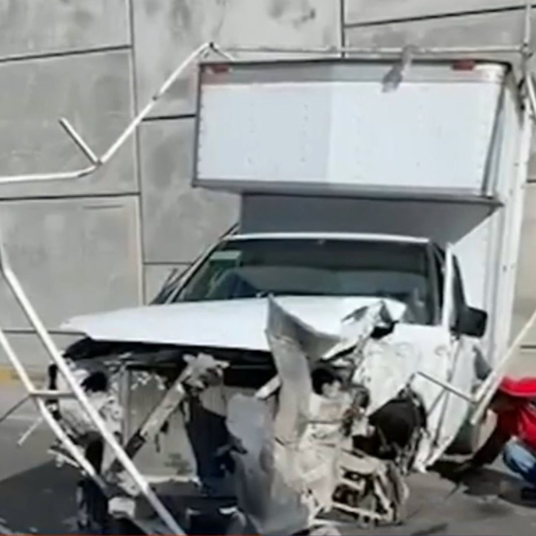 Camioneta volcada en el poniente de Monterrey