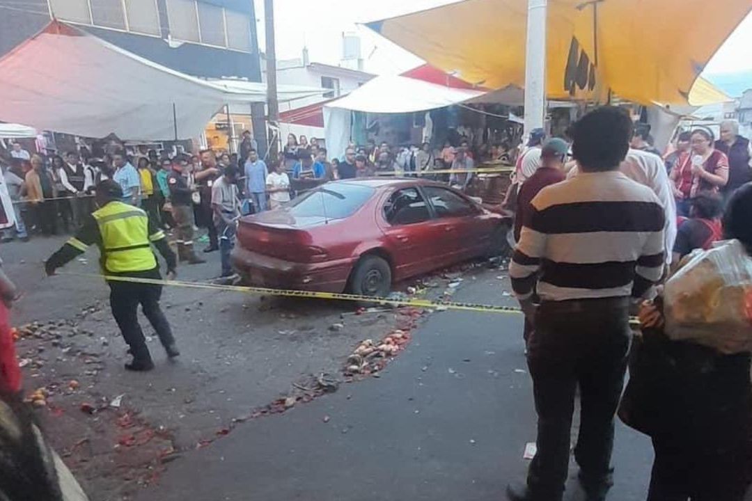 Auto Arrolla a Puestos y Personas en Tianguis de Ocoyoacac