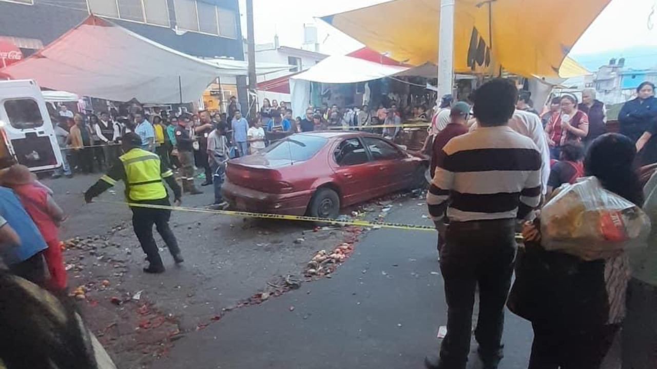 Auto Arrolla a Puestos y Personas en Tianguis de Ocoyoacac