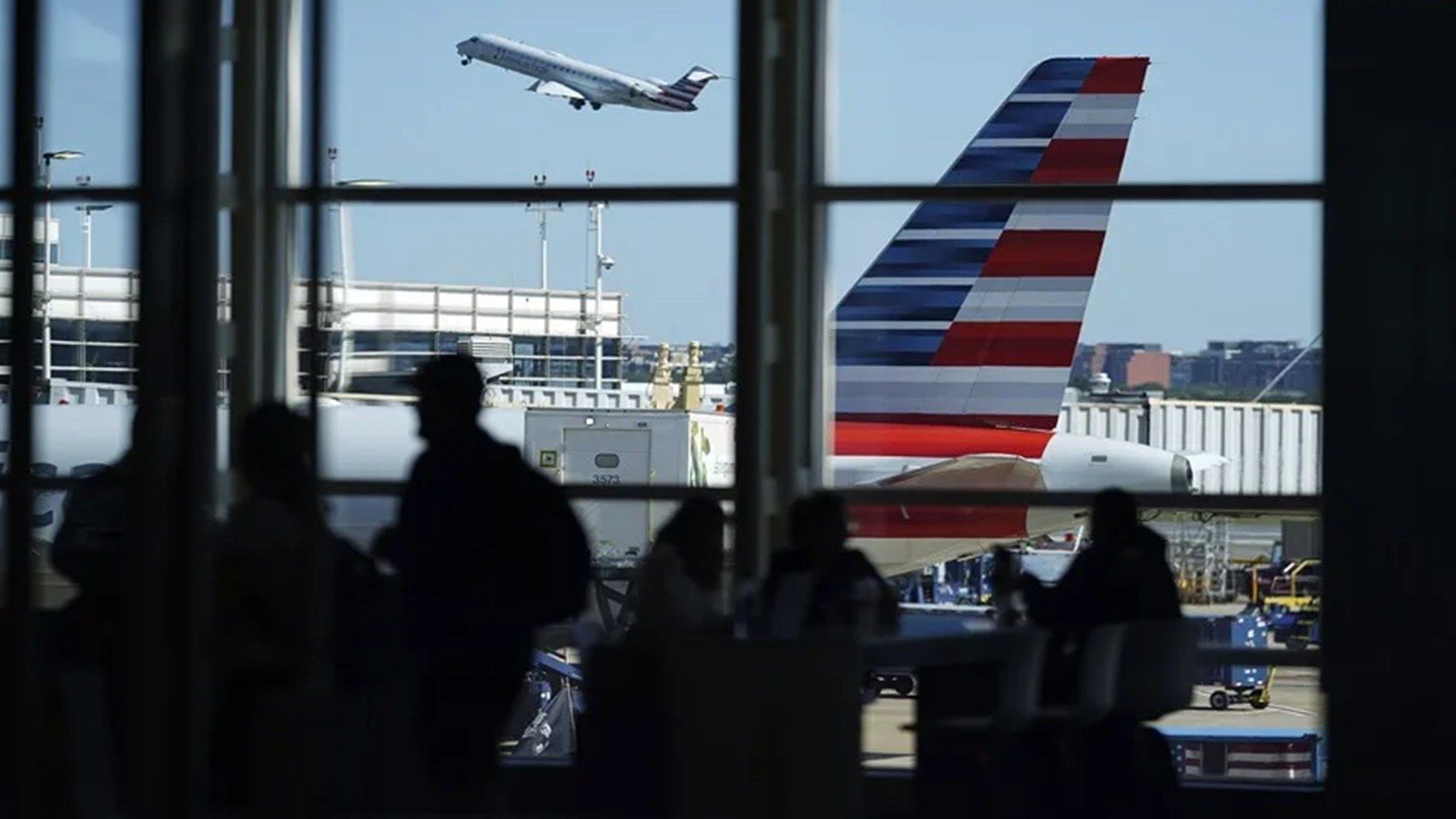 Vista de aviones en el Aeropuerto Ronald Reagan de Washington