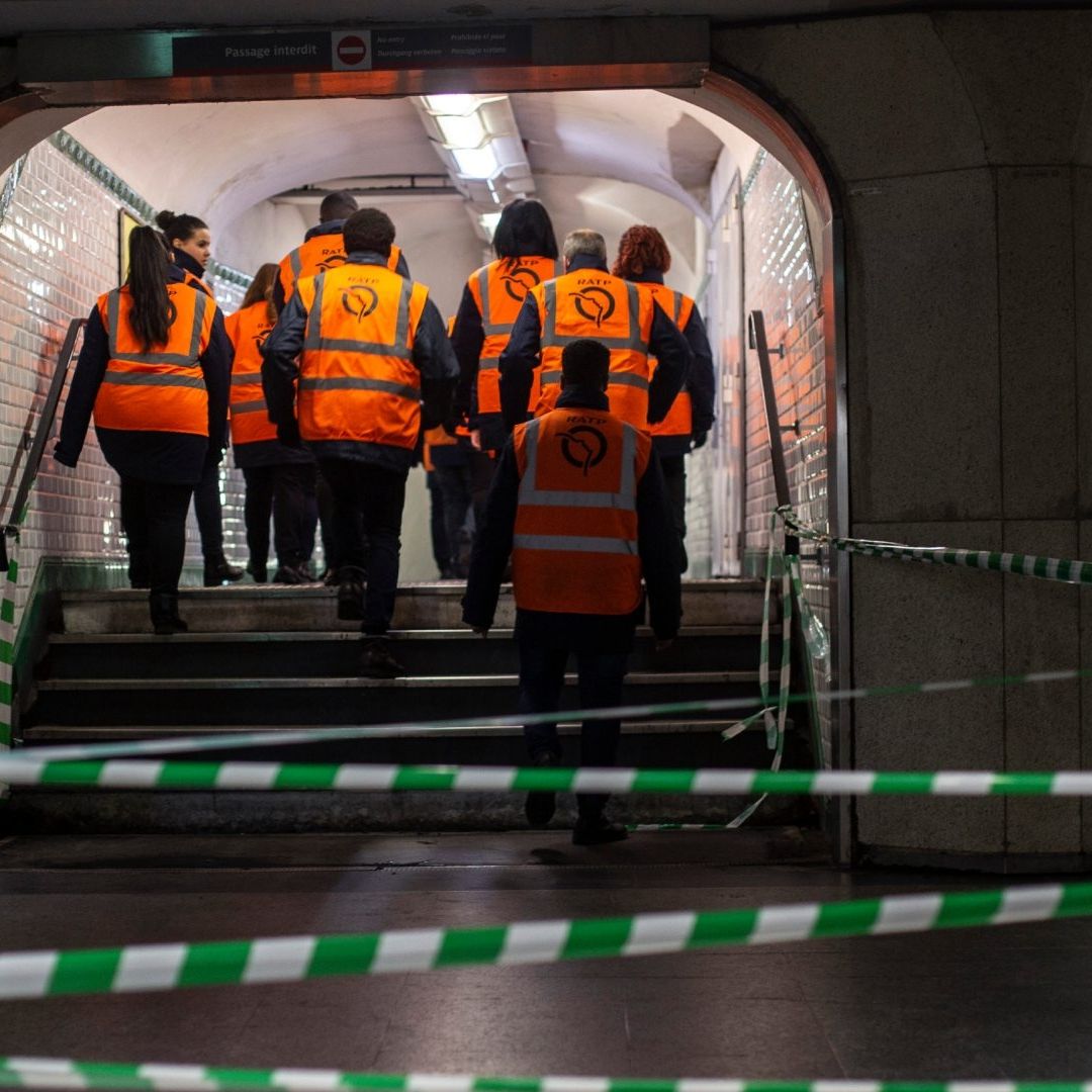 Personal del Metro de París recorre uno de los pasillos del sistema