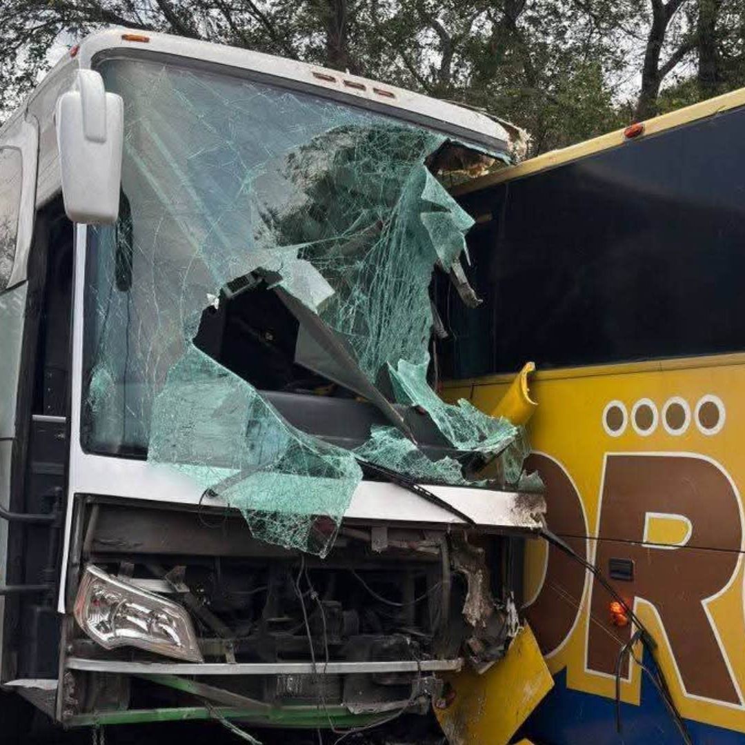 Accidente de Autobuses de Pasajeros Línea Oro y Sur en Carretera Tlapa Puebla Deja Lesionados