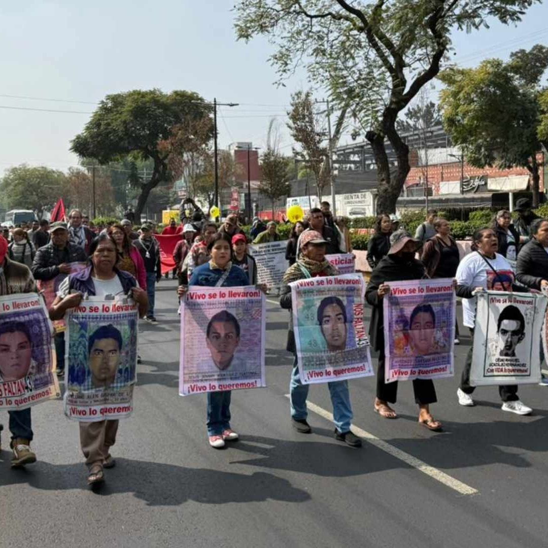Marcha de padres de normalistas desaparecidos