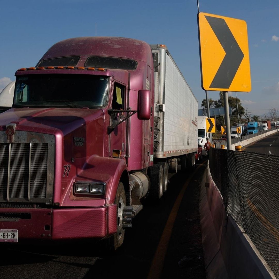 Tráiler en la carretera México-Querétaro