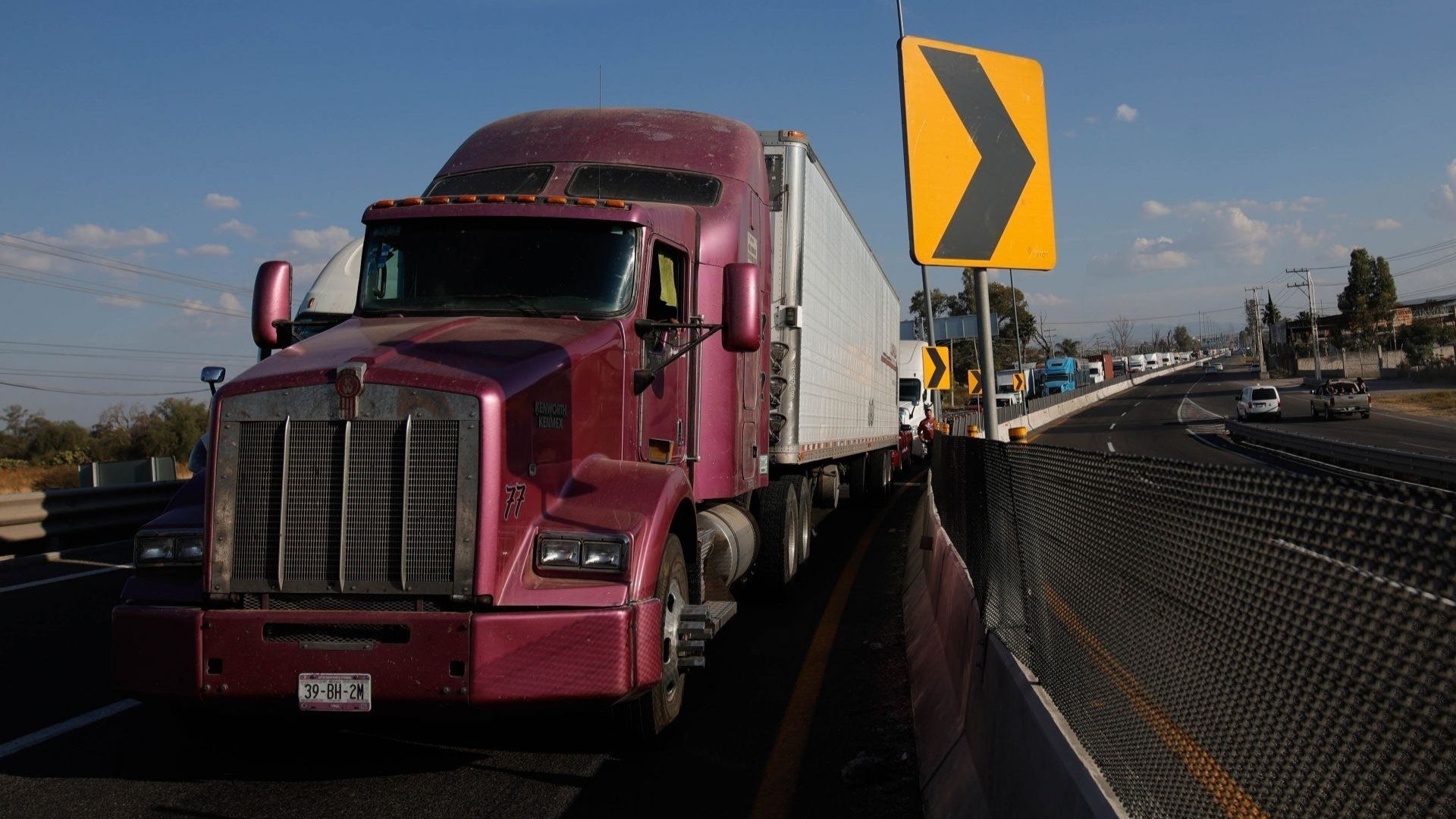 Tráiler en la carretera México-Querétaro