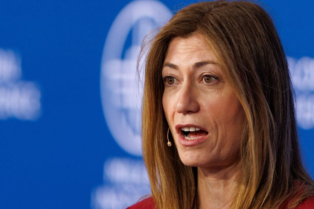 Anne Milgram, directora de la DEA habla en la Conferencia Global del Instituto Milken 2023 en Beverly Hills, California