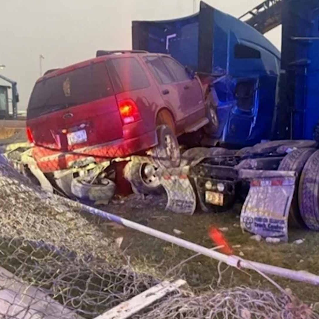 Conductora Queda Atrapada al Chocar con Tráiler en Piedras Negras