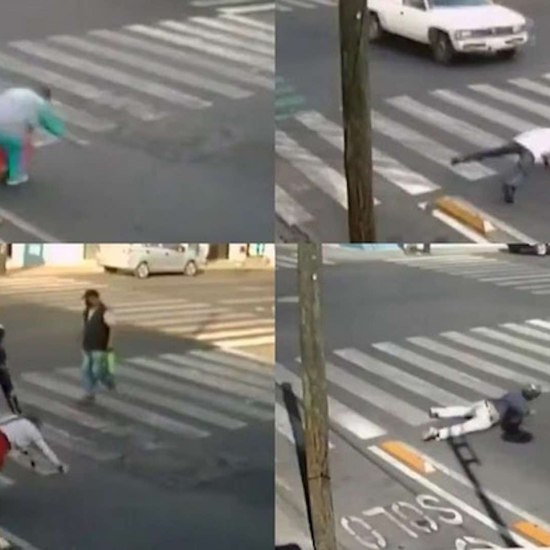 Personas caen con las balizas de la ciclovía en Puebla