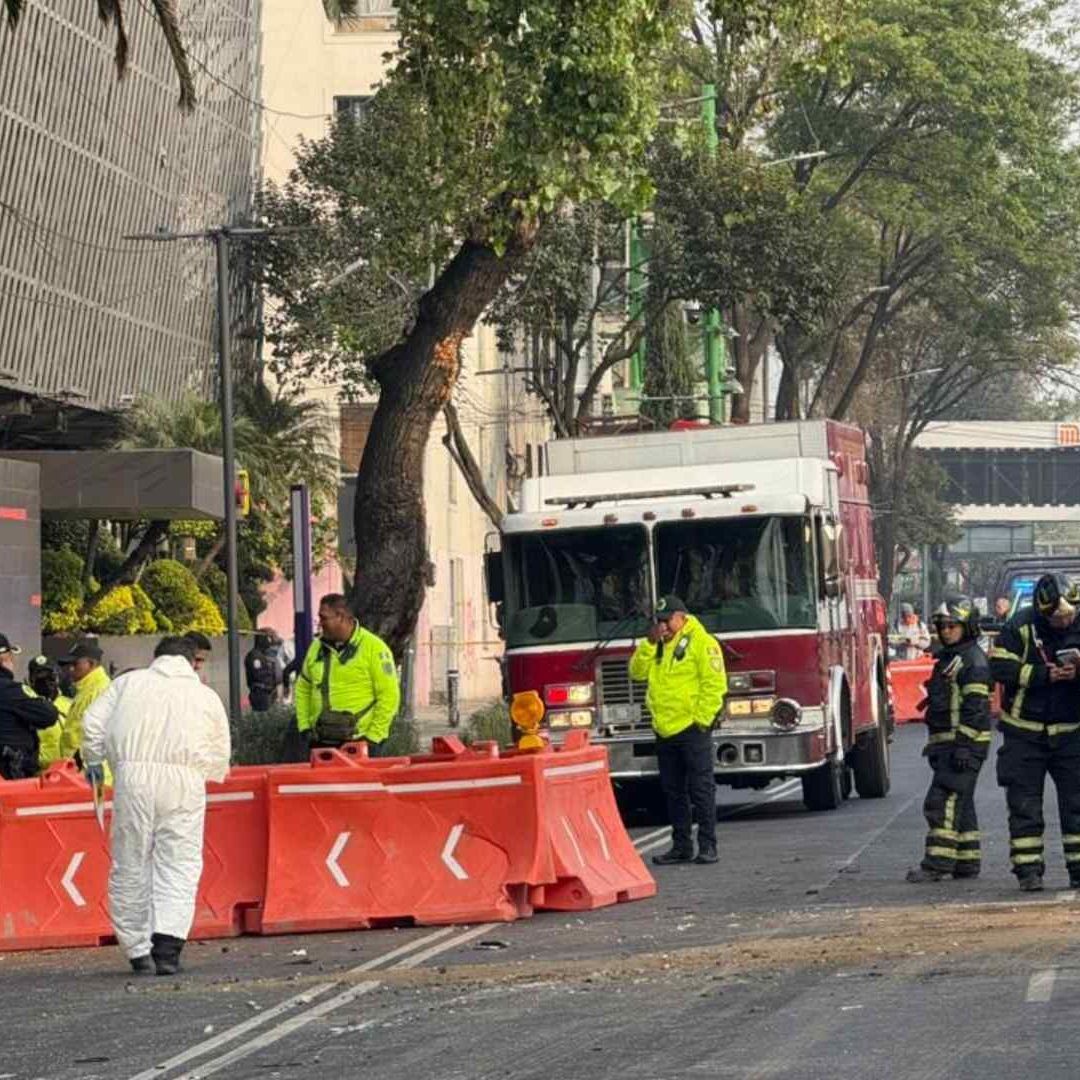 Volcadura de taxi en San Antonio Abad, CDMX.