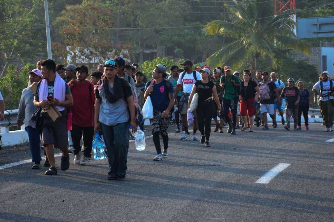 Otros migrantes en la frontera sur de México parten hacia Estados Unidos mientras ignoran qué es el Título 42