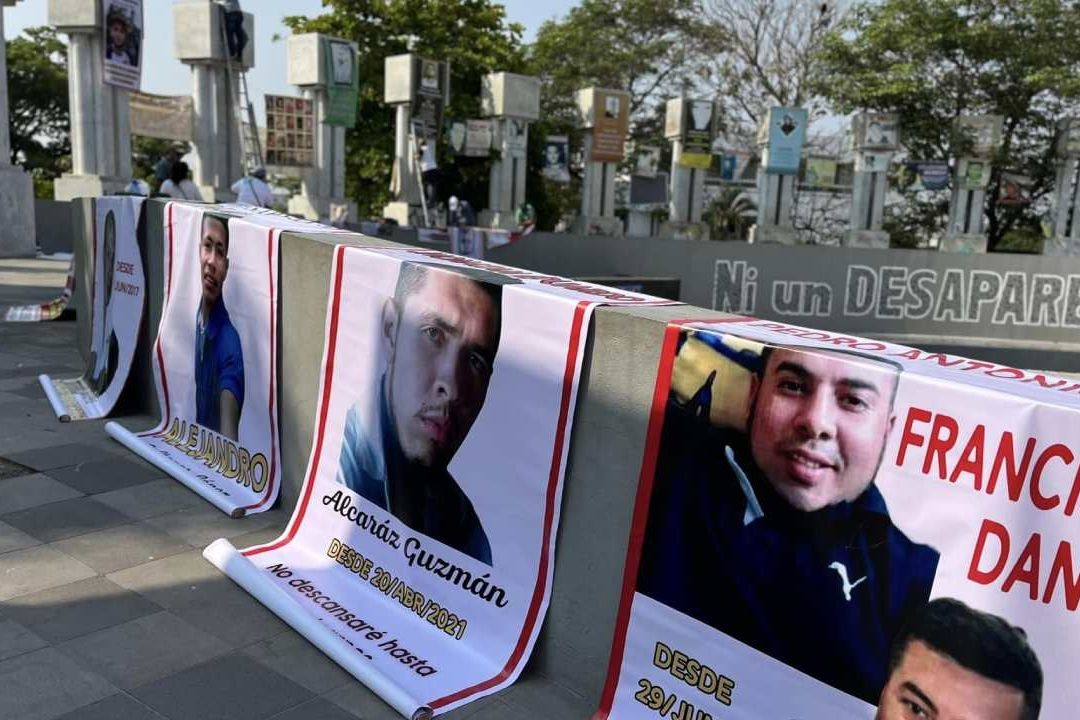 Madres Buscadoras Llenan Rotonda con Fotos de sus Hijos