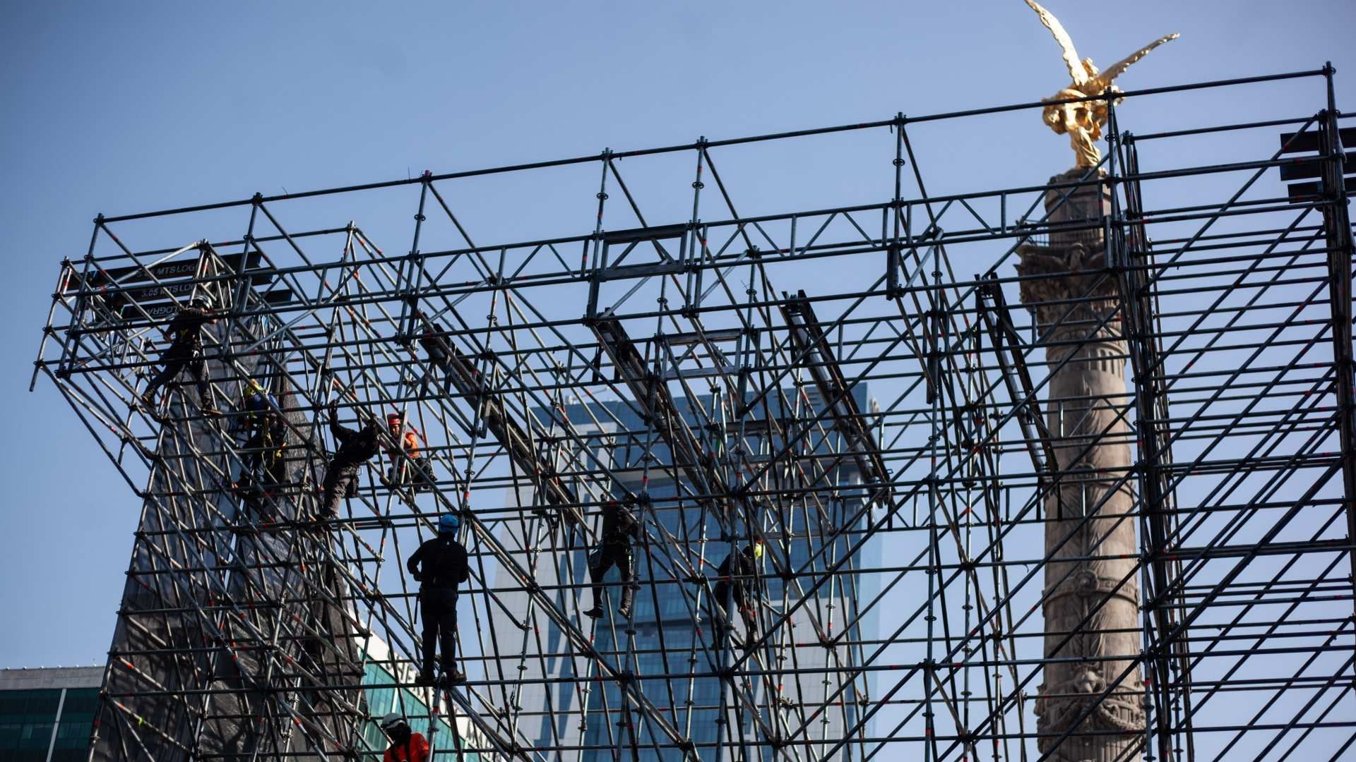 Trabajadores colocan el mobiliario en Paseo de la Reforma para el concierto de fin de año