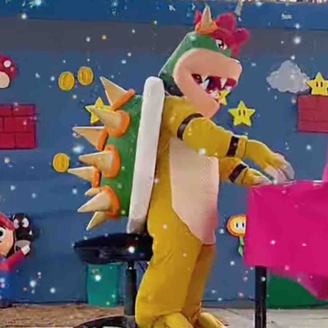 Maestros se disfrazan para cantar canción de Mario Bros.