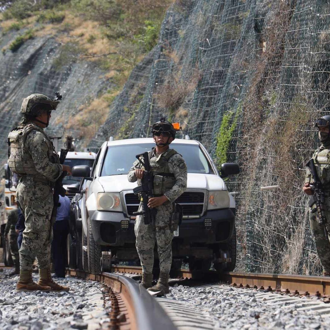 Elementos de la Marina y Guardia Nacional resguardan zona del accidente del Tren Interoceánico