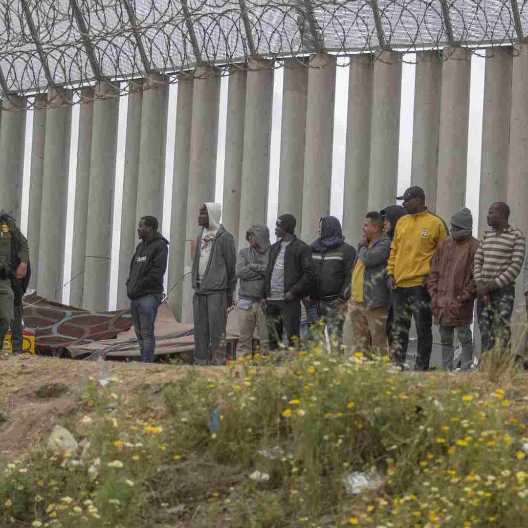 Patrulla Fronteriza con un grupo de migrantes