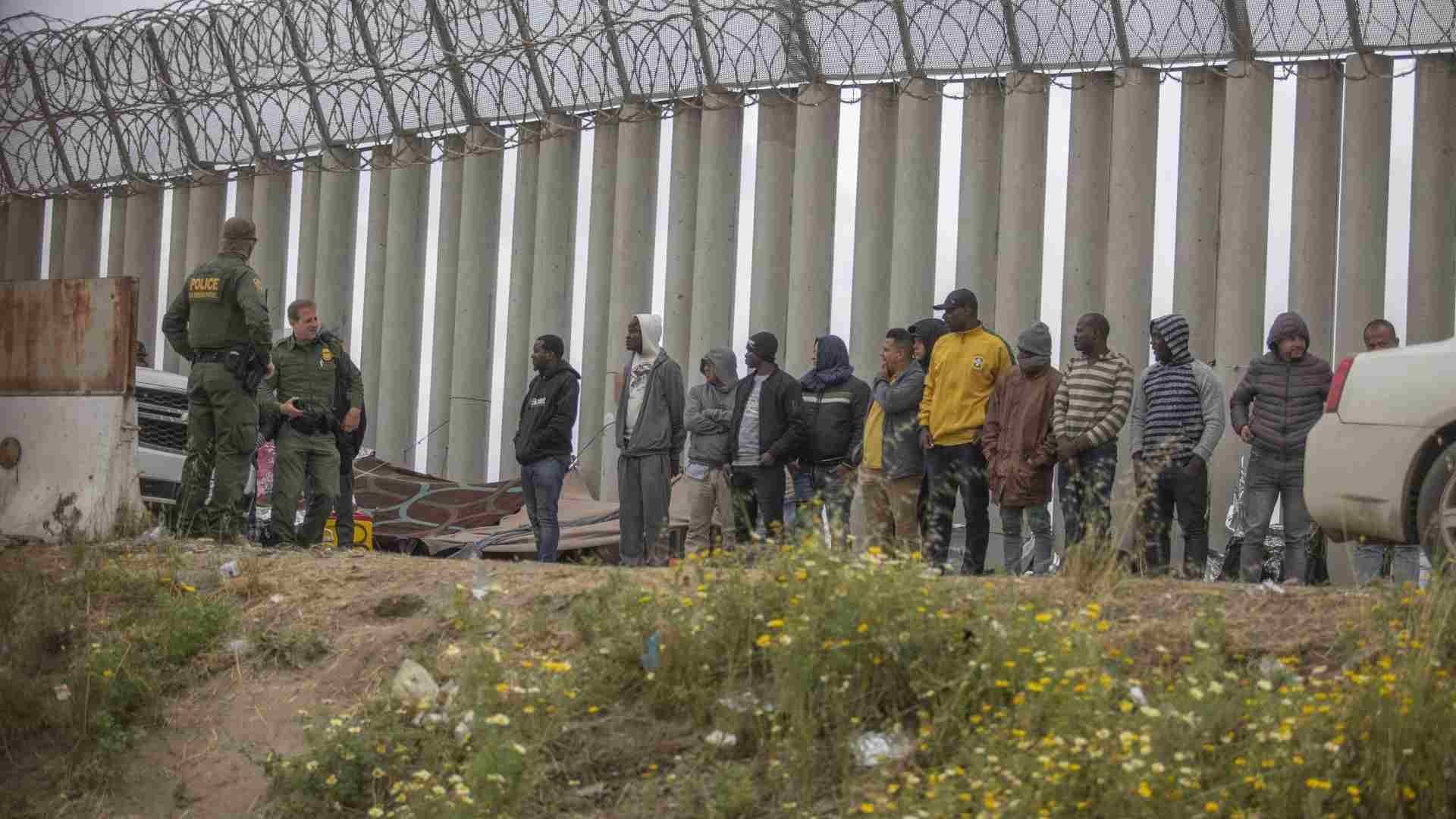 Patrulla Fronteriza con un grupo de migrantes