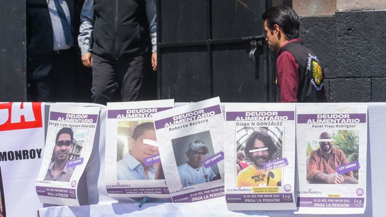 Tendedero de deudores alimentarios colocado en inmediaciones del congreso en Oaxaca