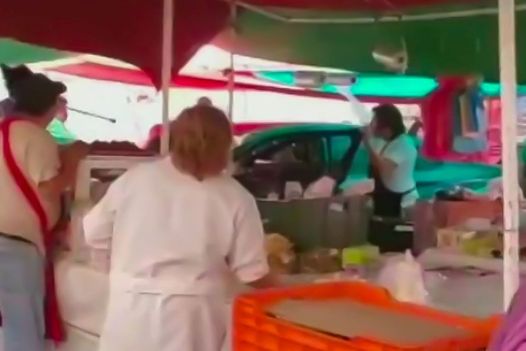 Video: Conductor se mete a tianguis y atropella a varias personas en Álvaro Obregón