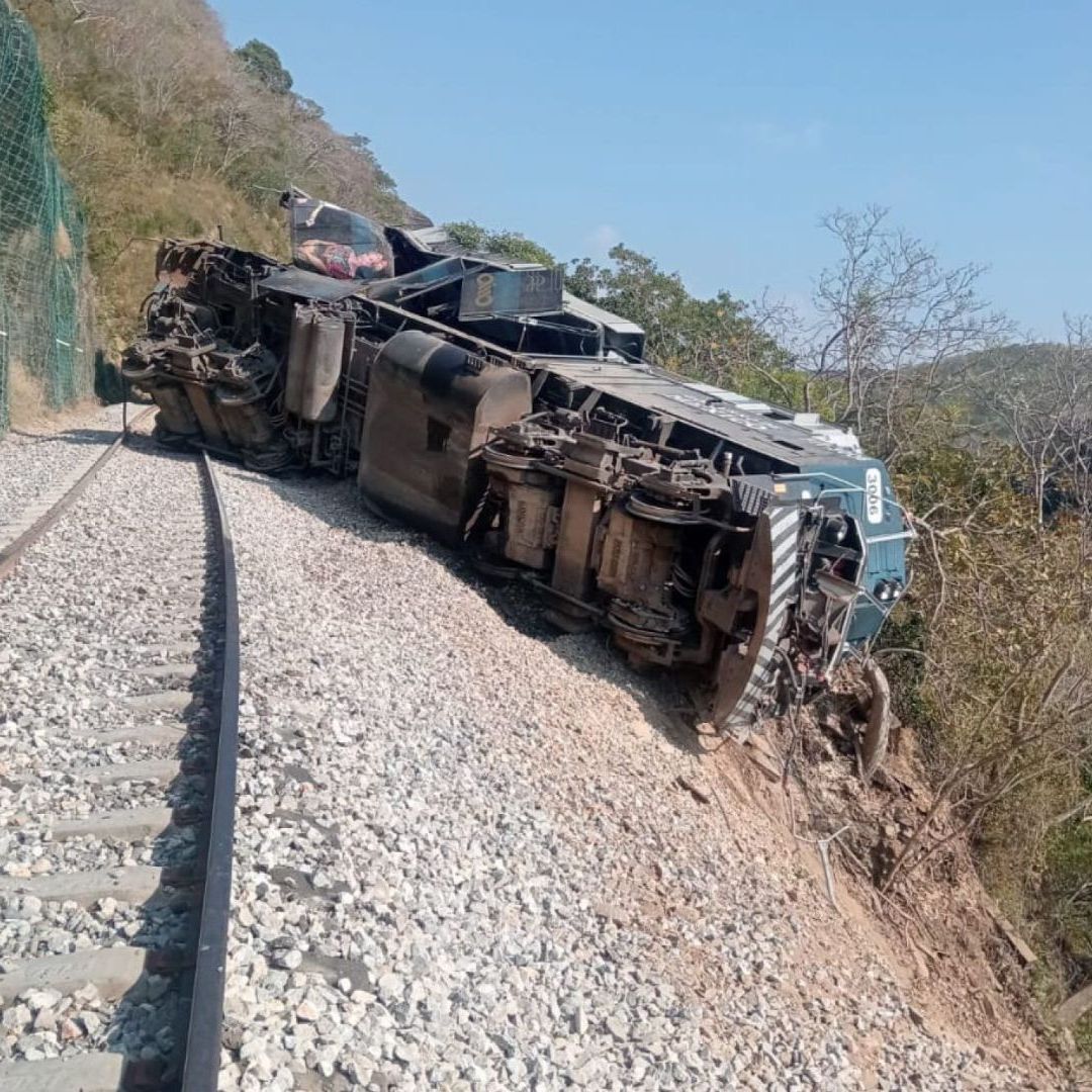 Las causas que ocasionaron que el ferrocarril se saliera de la vía aún se desconocen.