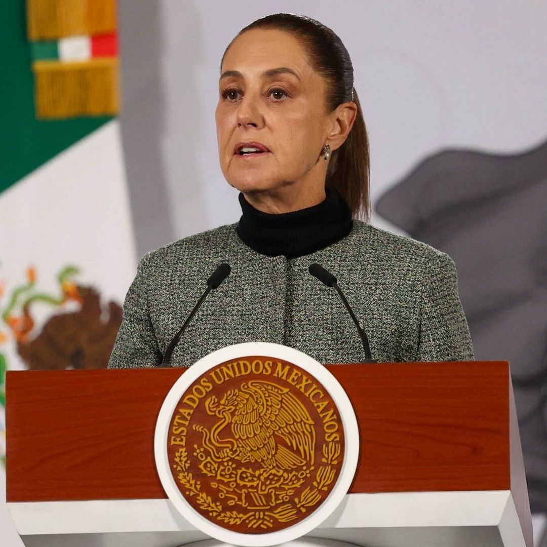 Una mujer habla por micrófono.