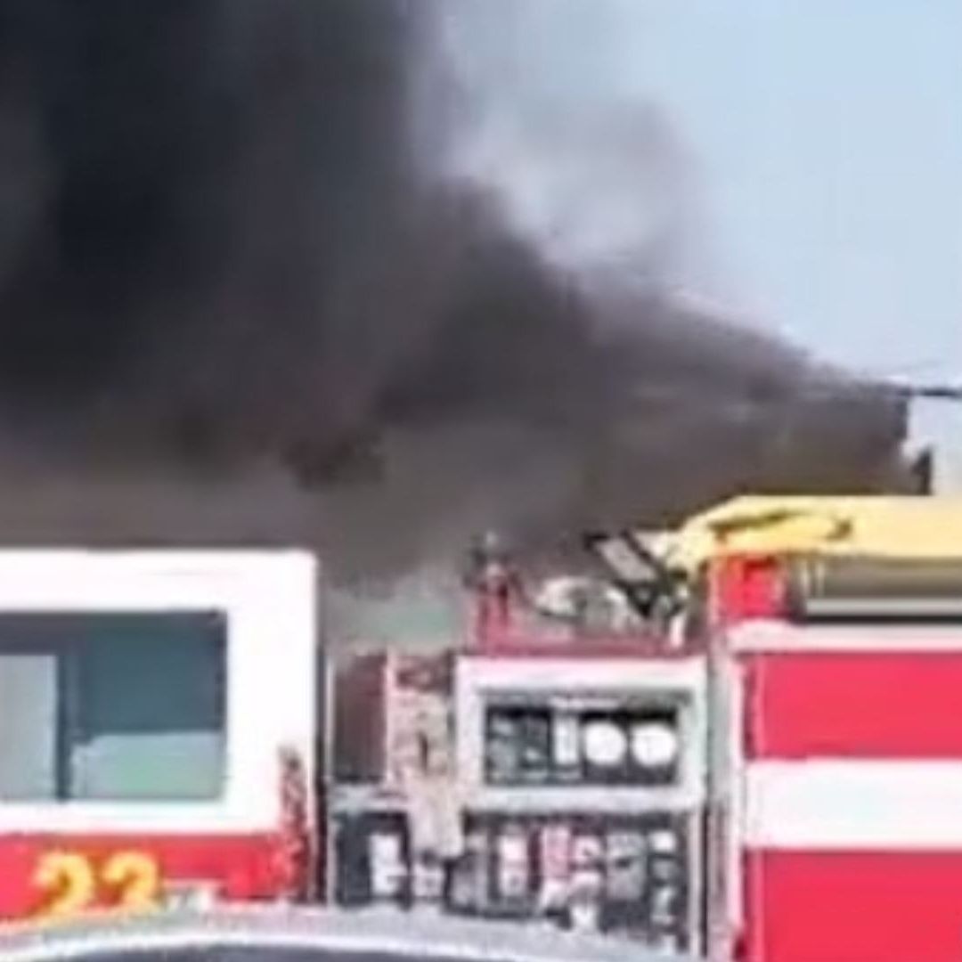 Columna de humo negro de incendio