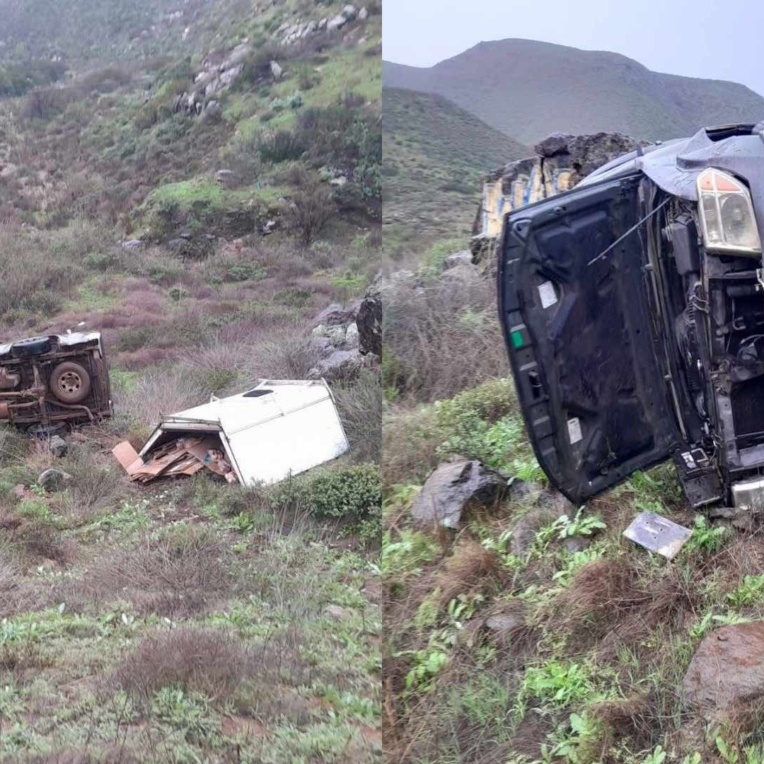 Vuelca Camioneta en Carretera Transpeninsular en Ensenada