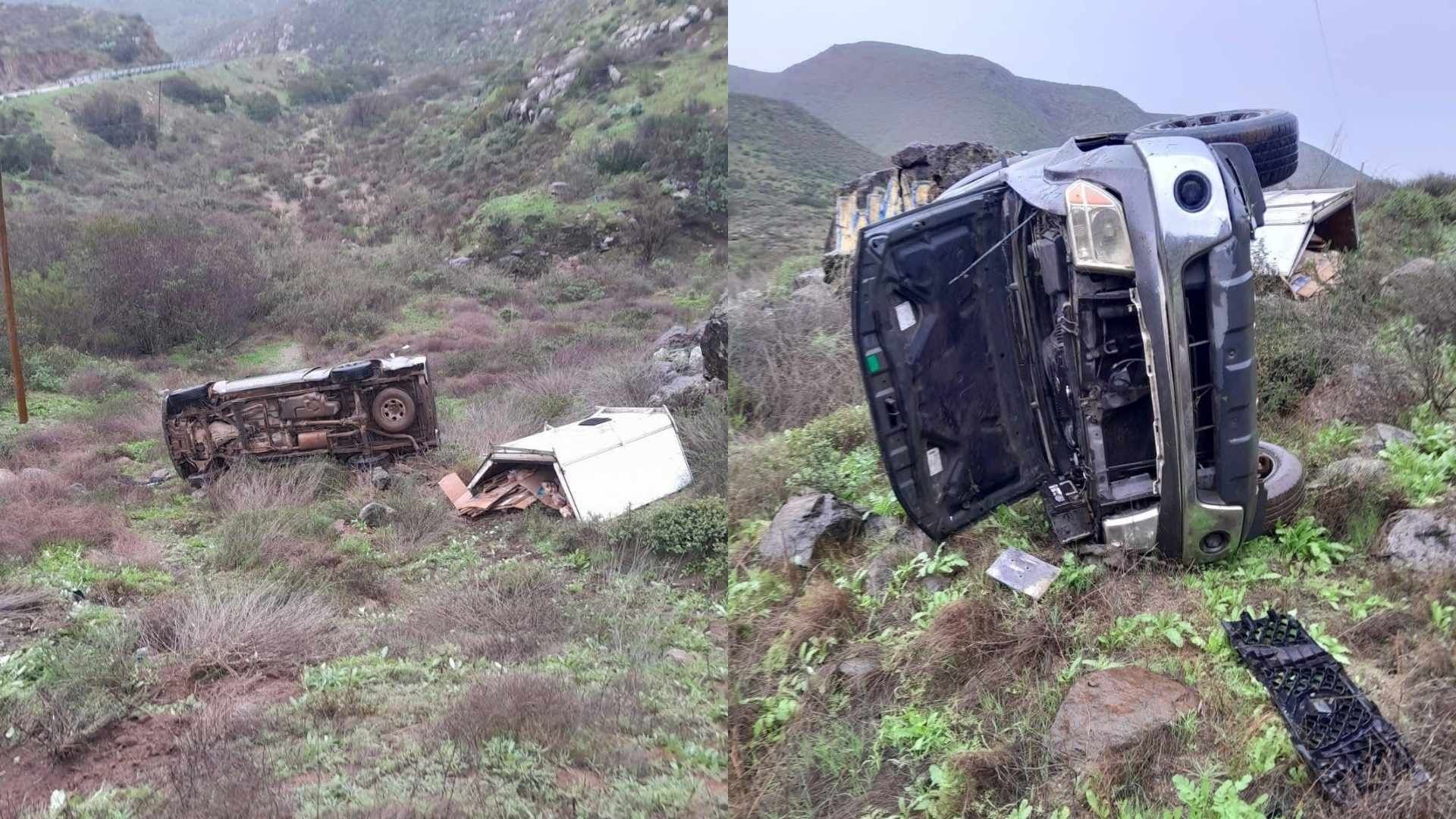 Vuelca Camioneta en Carretera Transpeninsular en Ensenada
