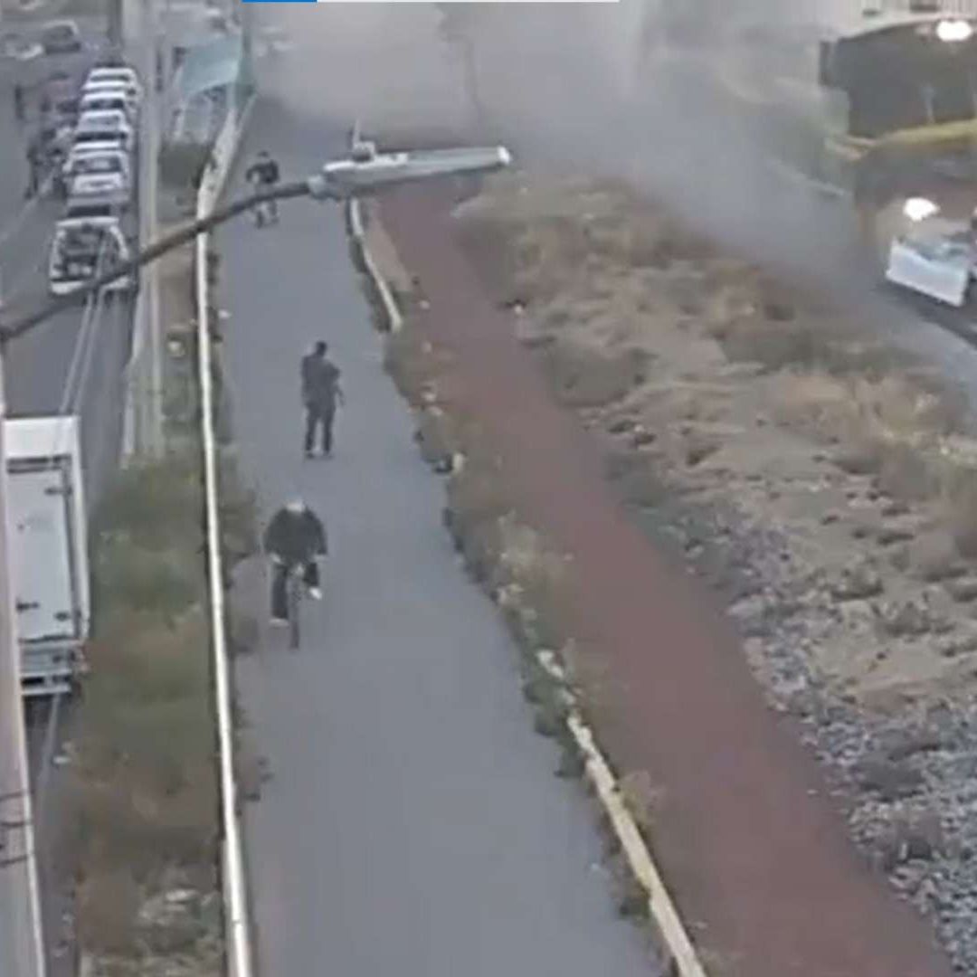 Tren arrastra a camioneta de CFE en Edomex
