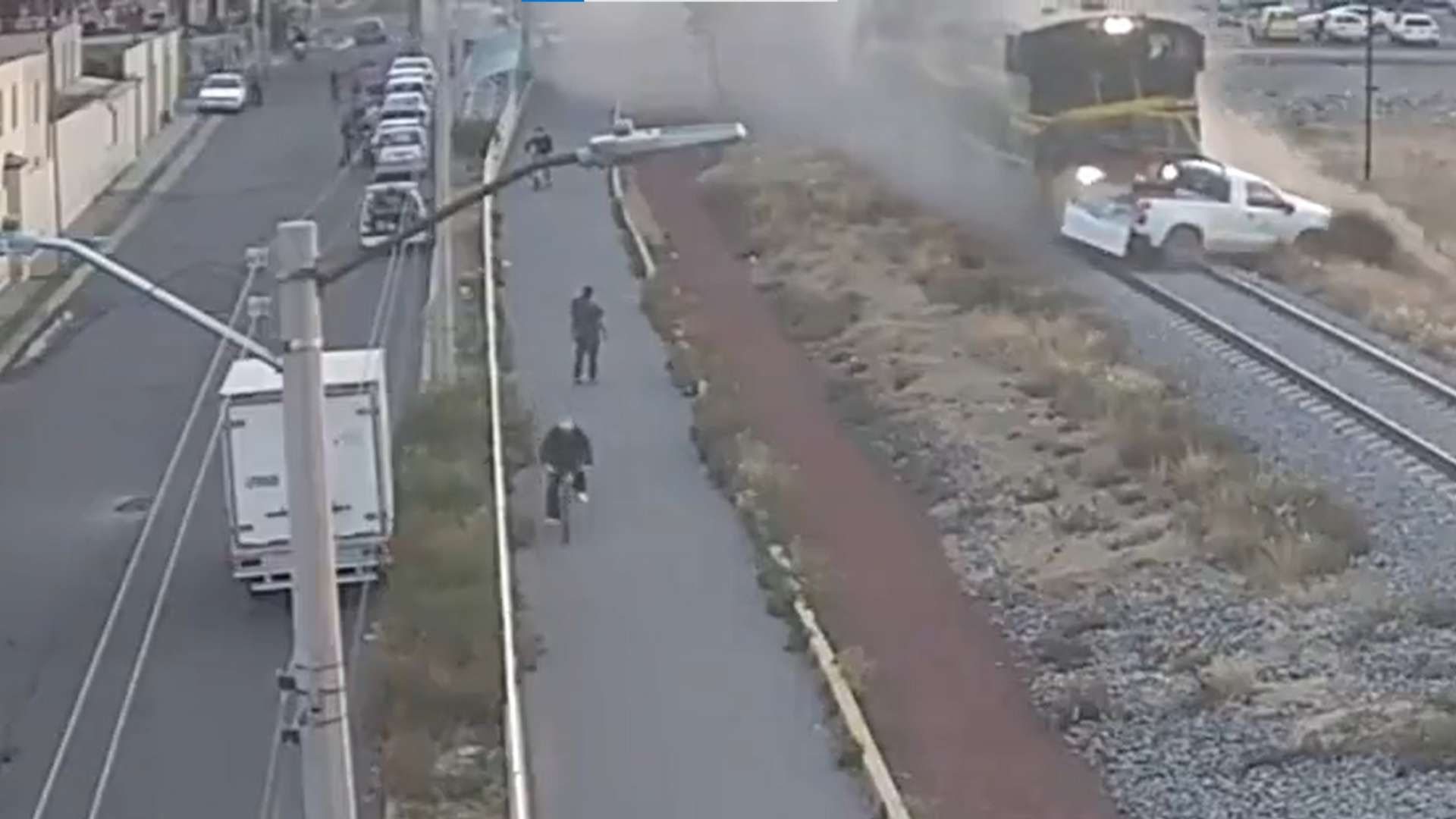 Tren arrastra a camioneta de CFE en Edomex