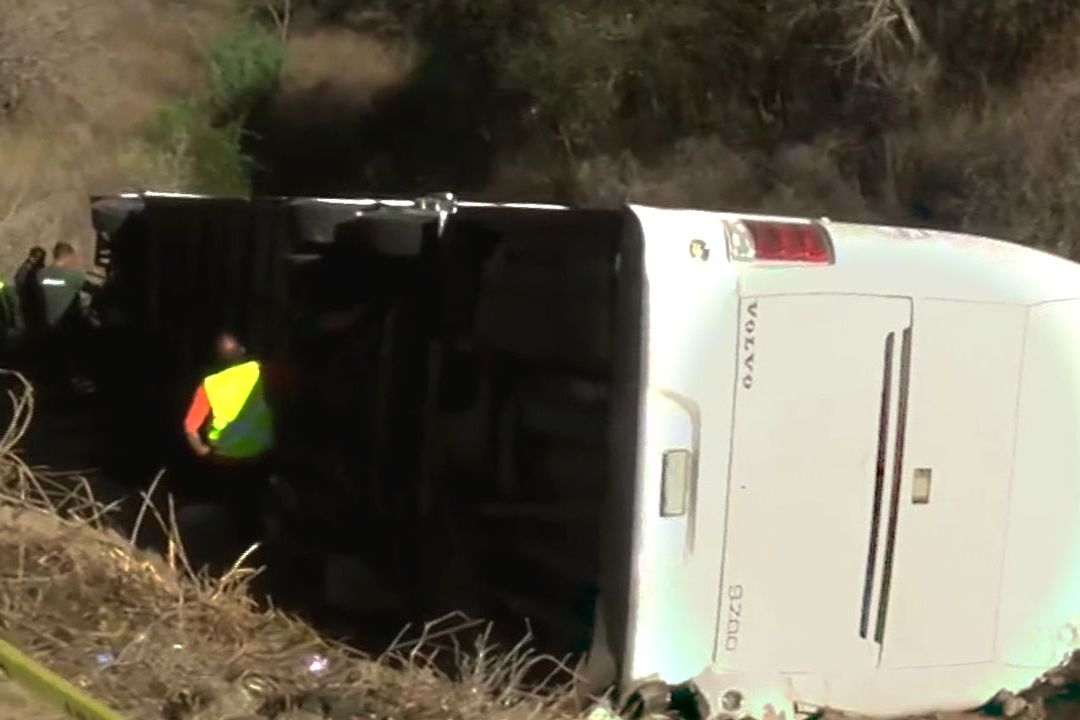 Autobús con niños cae a barranco en Jalisco