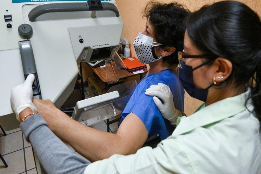 Las mujeres deberían empezar a hacerse mastografías a partir de los 40 años, según recomendó este martes el influyente Grupo de Trabajo sobre Servicios Preventivos de EU
