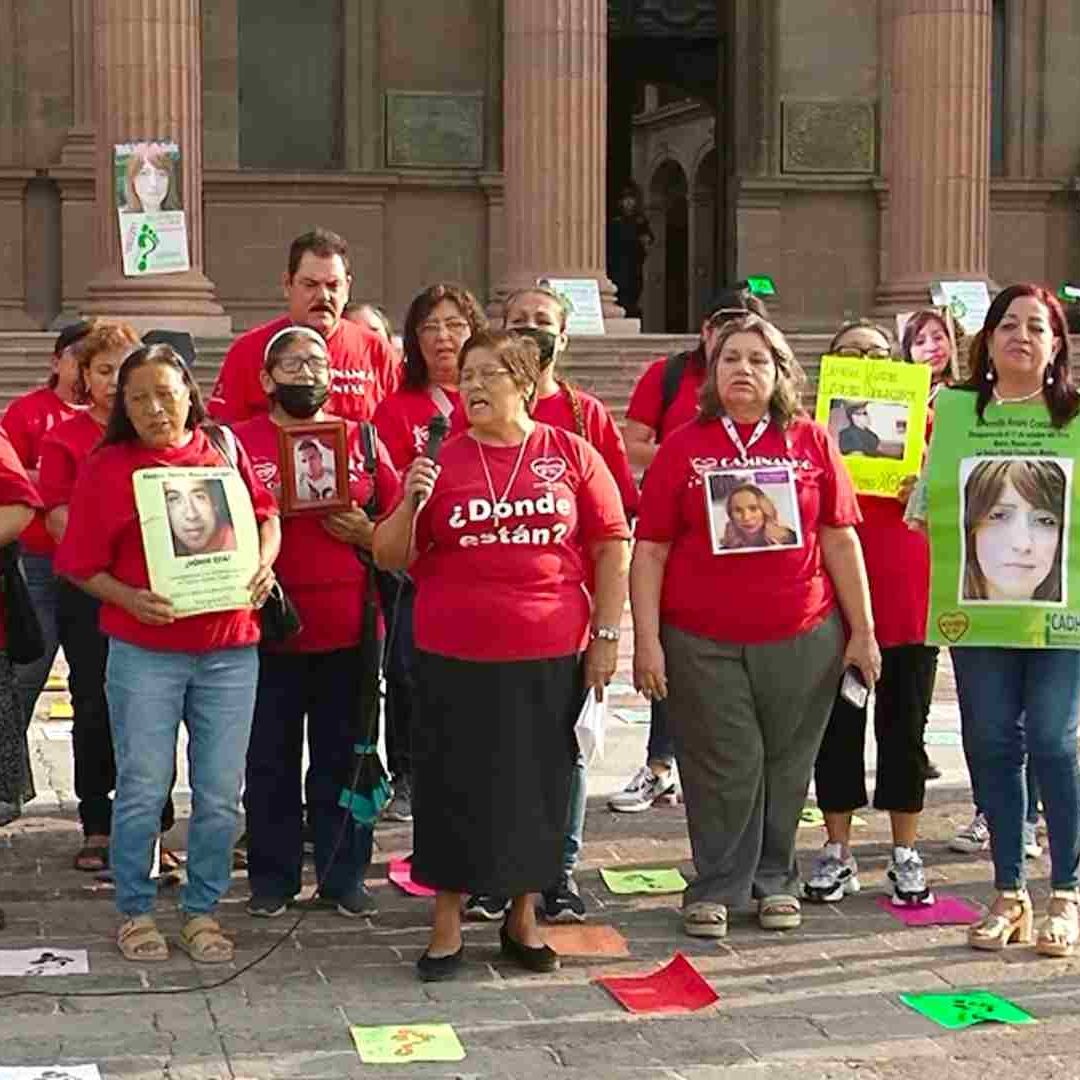 Madres de familia protestan en Palacio de Gobierno de Nuevo León para exigir la aparición de sus hijos.
