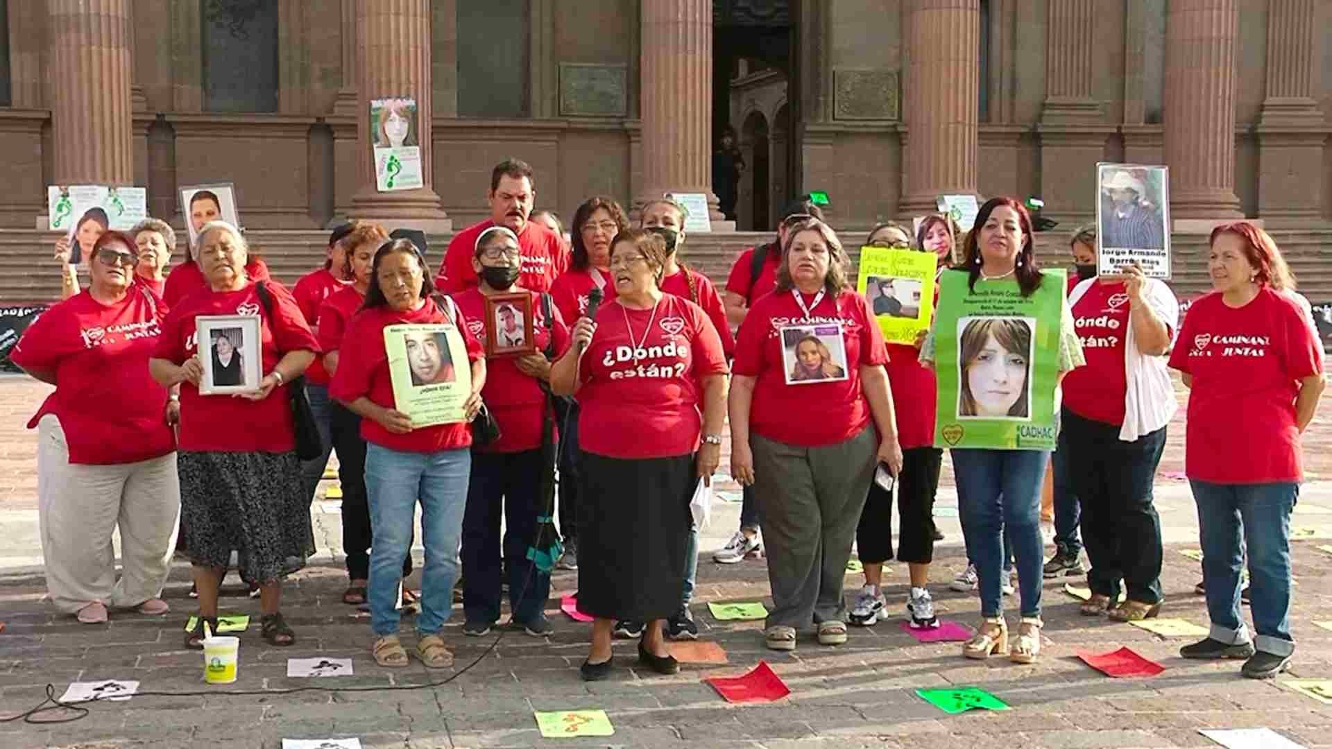 Madres de familia protestan en Palacio de Gobierno de Nuevo León para exigir la aparición de sus hijos.