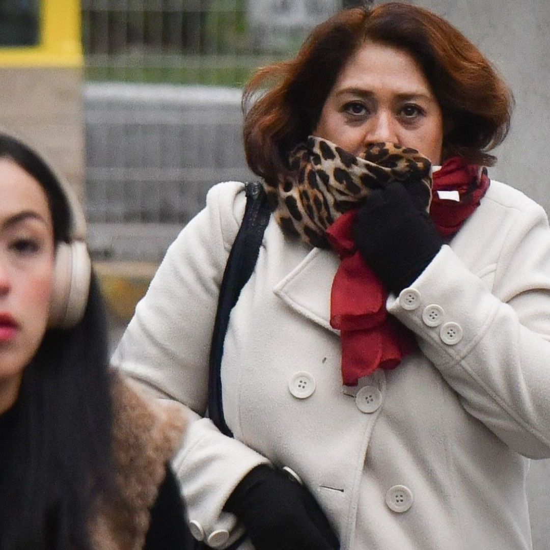 Dos mujeres abrigadas por el frío.